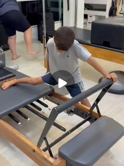 Alunos Henrique e Emanuel em aula de pilates no Espaço Viva